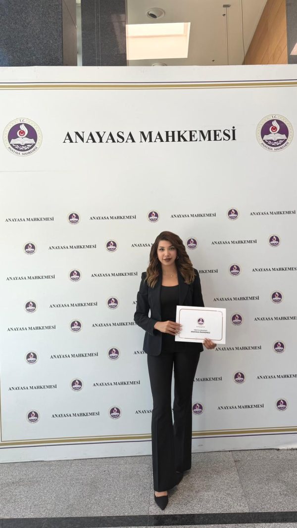 ABÜ mezunumuz Stj. Av. Cennet Azra ZAFERLER’i Anayasa Mahkemesi'nde staj yapan 20 avukattan biri olma başarısından dolayı tebrik ederiz